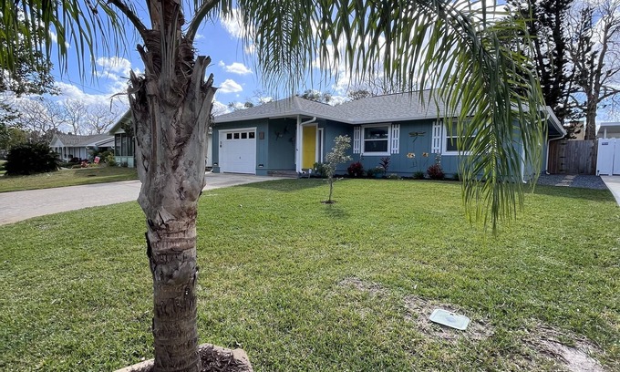 Holly Hill House | Dragonfly Landing: Close to Everything