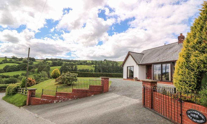 Llanidloes Cottage | DRAINBYRION FARM HOUSE, family friendly, with open fire in Llanidloes