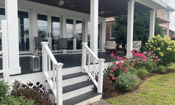 Saugerties South House | Dream House on the Esopus Creek