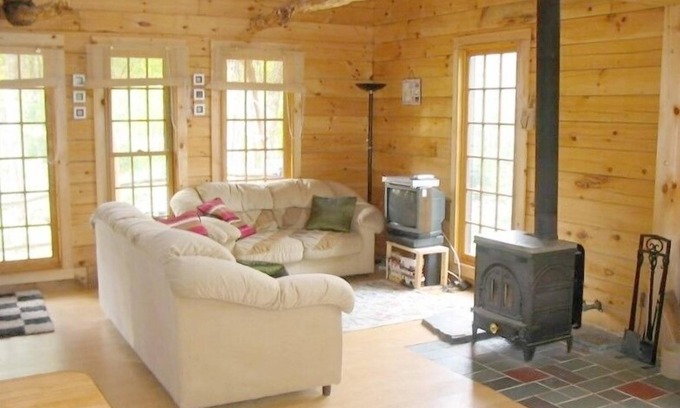 Morrisville Cabin | Dream Log Cabin, Yet Close to Everything! Animals Welcome!