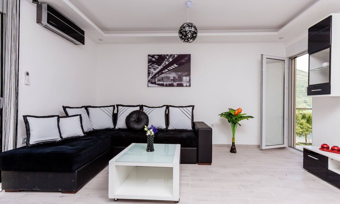 Tivat Villa | Dream Vacation Apartments- Black Apartment