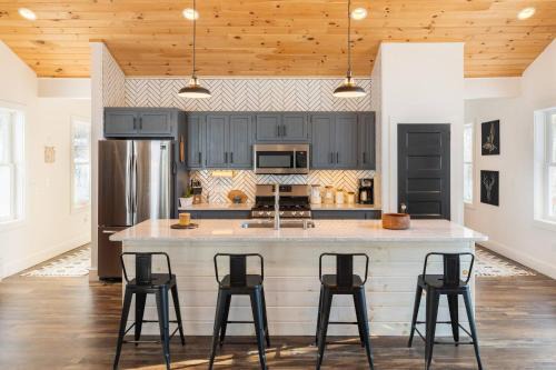 Warren Ski Chalet | Dreamy Artist Chalet in Secluded Historic Village