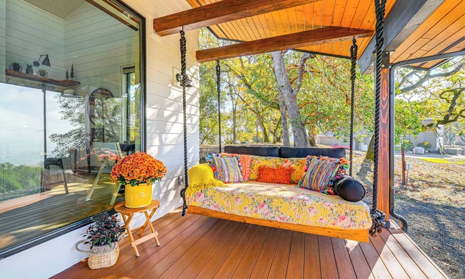 Roseburg Cottage | Dreamy Hilltop View: Roseburg Wine Country Retreat