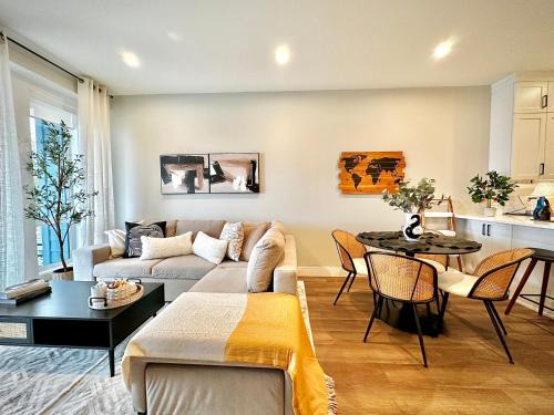 Harrison Hot Springs Apartment | Dreamy Panoramic Lakeview 1 Bedroom plus Den