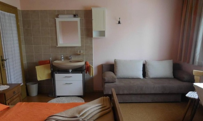 Mariahof Apartment | Dreibettzimmer mit Dusche, WC - Angelika Zischmayer