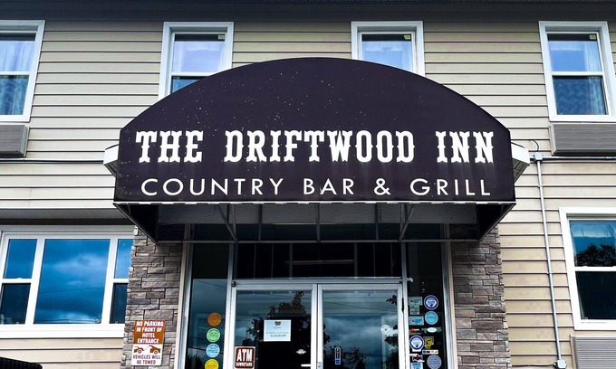Deer Lake Hotel | Driftwood Inn