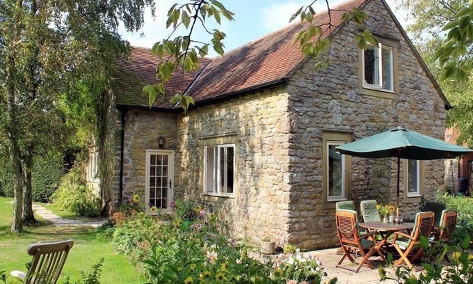 Pulham Cottage | DROOP FARM COTTAGE, pet friendly, with a garden in Hazelbury Bryan