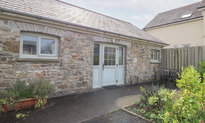 Pentrefelin Cottage | DRYSLWYN COTTAGE, pet friendly, with a garden in Llandeilo