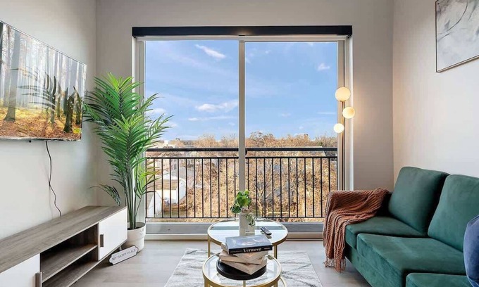 St. Anthony West Apartment | DT, UMN, 1BD, Gym, Free Parking, Rooftop by River
