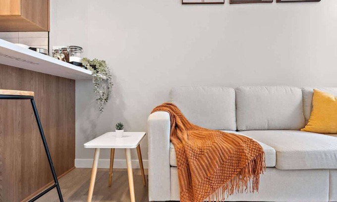 St. Anthony West Apartment | DT, UMN, Lux 2BD Gym, Rooftop, Free Street Parking