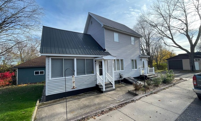 Lake Linden House | "Du-topia 2" - Entire home centrally located in Lake Linden.