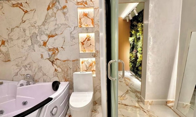 Las Tolas Apartment | Dubai-Inspired Luxury Suite Private Jacuzzi!