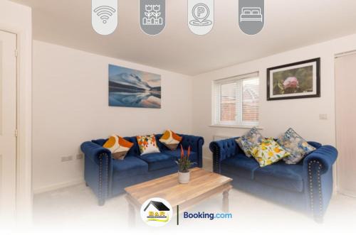 Amesbury House | Duckett house, 3 Bedroom Detached House By B and R Serviced Accommodation Amesbury With Free Parking
