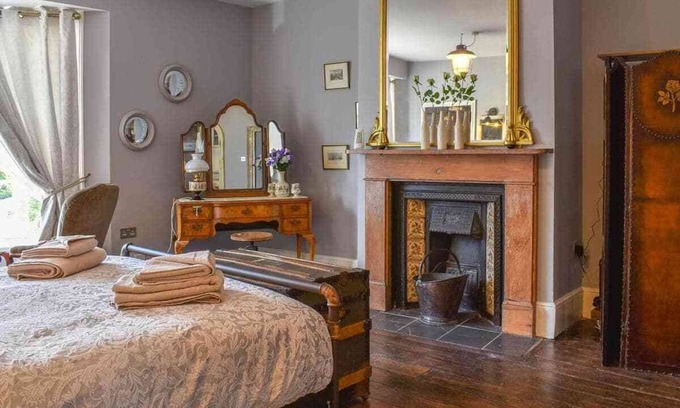 Old Town Hastings Apartment | DUKE OF WELLINGTON HQ - Historical High Street 3 floor Townhouse Apartment