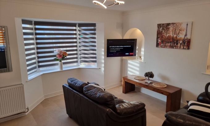 Newark upon Trent House | Dulverton 3 bed house with off road parking close to M1 motorway sleeps up to 6