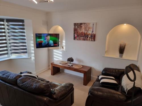 Newark upon Trent House | Dulverton house - 3 bed house/sleeps 6+ driveway+close to M1