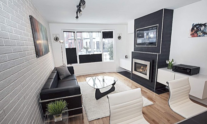 Cabbagetown South House | DUNDAS SQUARE Luxury - hybrid office & Fireplace!