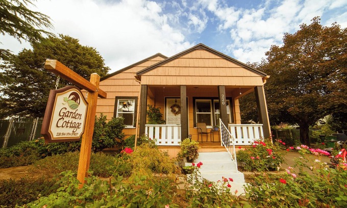 Dundee Cottage | Dundee Garden Cottage: Dog-Friendly Extended Stay Rental, Walkable to Town!
