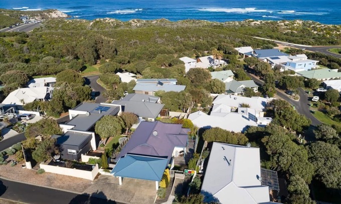 Gnarabup House | Dunescape Beach House (Great family house/suit couples and Pet friendly)