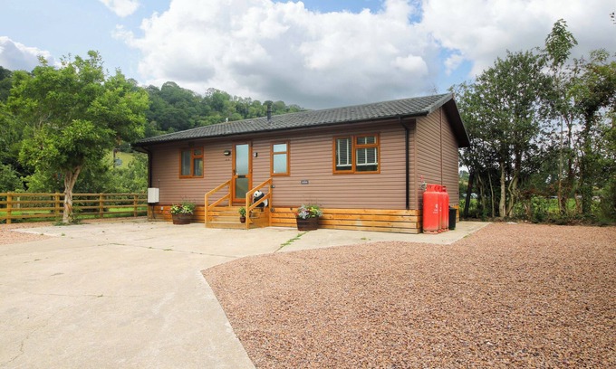 Montgomery Cottage | DUNROMIN, pet friendly, with a garden in Montgomery