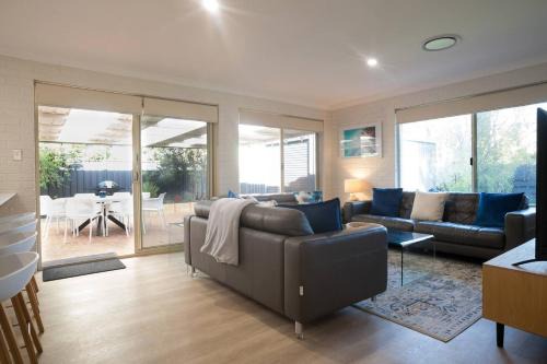 Dunsborough House | Dunsborough Bay Retreat - Steps from Beach and Dining