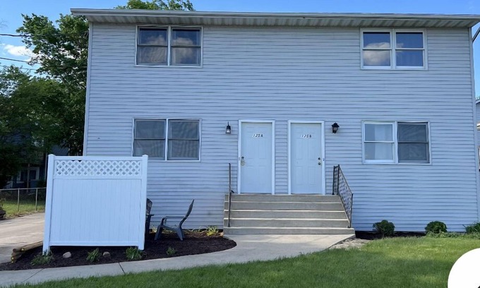 Byron House | Duplex overlooking Rock River