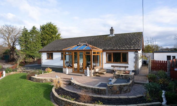 Saint Clears Cottage | Dyffryn Taf, Homely 3 bedroom bungalow with peaceful outlook