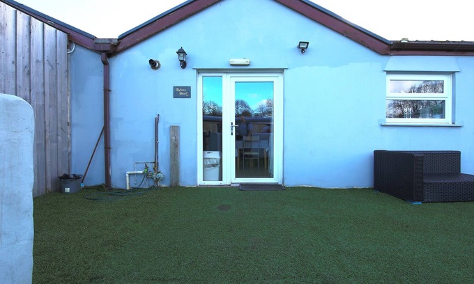 Llanybri Cottage | DYLAN'S COURT, pet friendly, with hot tub in Laugharne