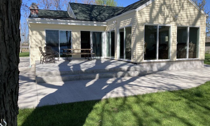 Neenah House | EAA Rental Available - Gorgeous Water Front Property - 25 min from EAA