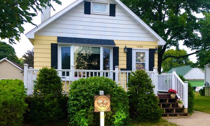 Gladstone Cottage | "Eagle's Retreat" Vacation Cottage With Gorgeous Park And Lake Views