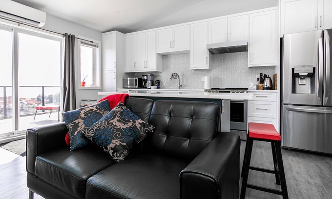 Colwood House | Eagle's View Penthouse: 180 degree unobstructed ocean and city views!