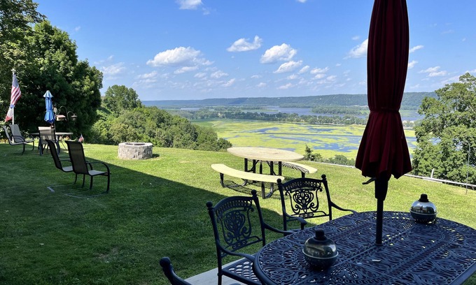 Guttenberg Hotel | Eagle View Motel & Retreat