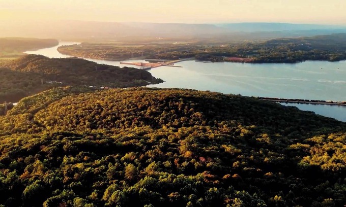 Bryant Cabin | Eagles Nest Cabin – Bluff Views & Hot Tub!