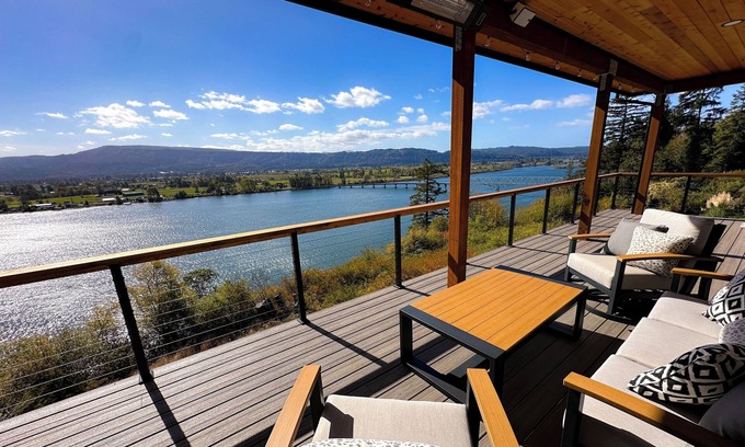 Cathlamet House | Eagles View Waterfront Luxurious Retreat. Stunning Cathlamet Columbia River home