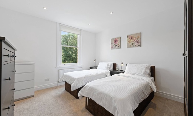 Ealing Apartment | Ealing Broadway - Lovely 2 Bed flat with offstreet parking
