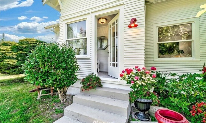 Snohomish House | Early 1900s Countryside Farm Stay