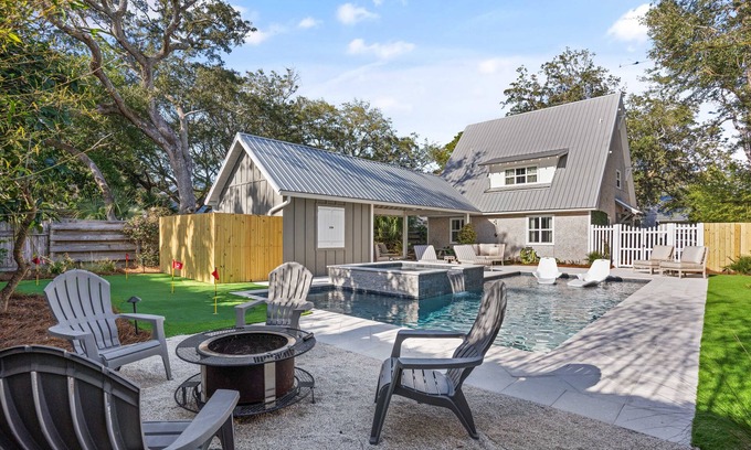 East Beach House | East Beach Retreat near Gould’s Inlet Beach Access – sleeps 6