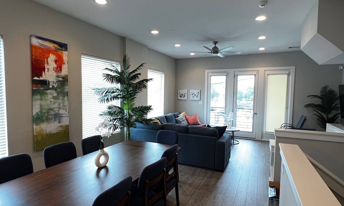 East Downtown Houston House | East Downtown Corporate Comfort Townhome for Work & Relaxation