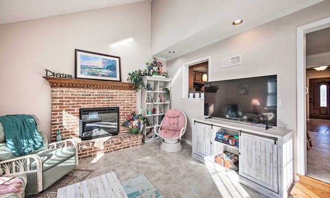 East Earl House | East Earl Retreat w/Hot Tub < 4 Mi to Town!