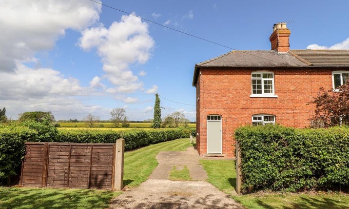 Holton Le Clay House | East Farm Cottage