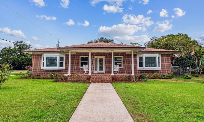 East Hill House | East Hill Charming Family Home- Huge Lot-Fully Updated-Brand New Gourmet Kitchen