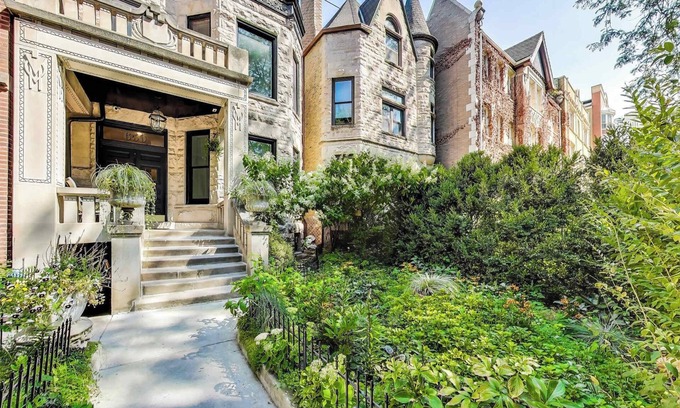 Park West Apartment | East Lincoln Park Gem: Spacious 4BR apartment with modern amenities.