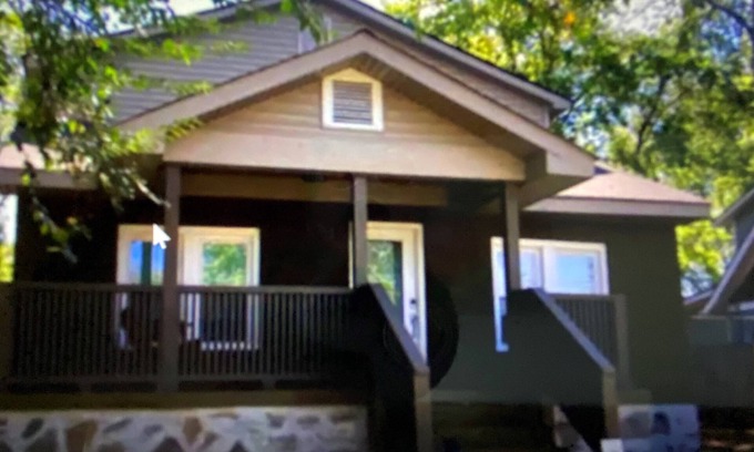 Maxwell House | East Nashville Near 5 Points and Downtown, Free parking private backyard setting