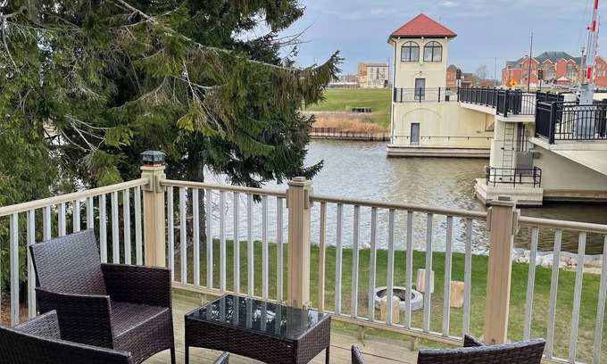 Two Rivers House | East River Retreat, WATERFRONT+ Fire Pit+Pet friendly