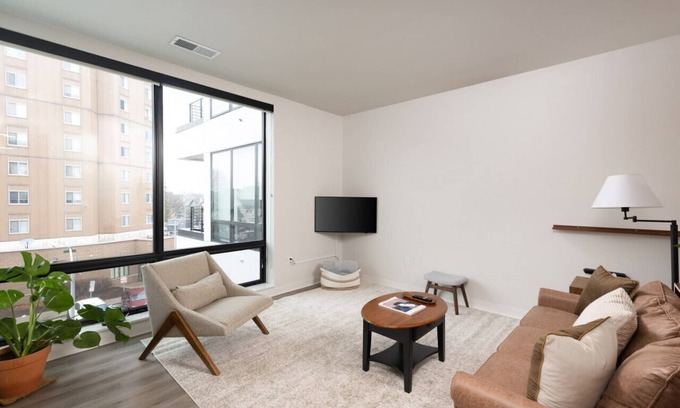 Lower East Side Apartment | East Side Luxury 1BR Apt - Near Brady St with Balcony and Lounge