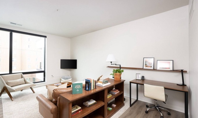 Lower East Side Apartment | East Side Luxury 1BR Apt - Near Brady St with Balcony and Lounge