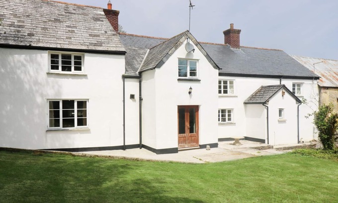 Brazzacott Cottage | EASTCOTT FARMHOUSE, family friendly, with a garden in Whitstone