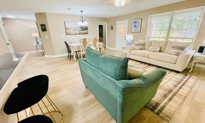 Hammond Apartment | Eastgate 5A Cozy family retreat close to downtown Hammond