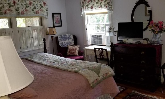 Lenox Bed & Breakfast | Eastgate Inn B&B