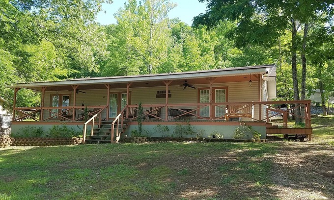 Iuka Cabin | Eastport Escape, Pickwick Lake At Bear Creek Is a 4br, 2Ba cabin that sleeps 10